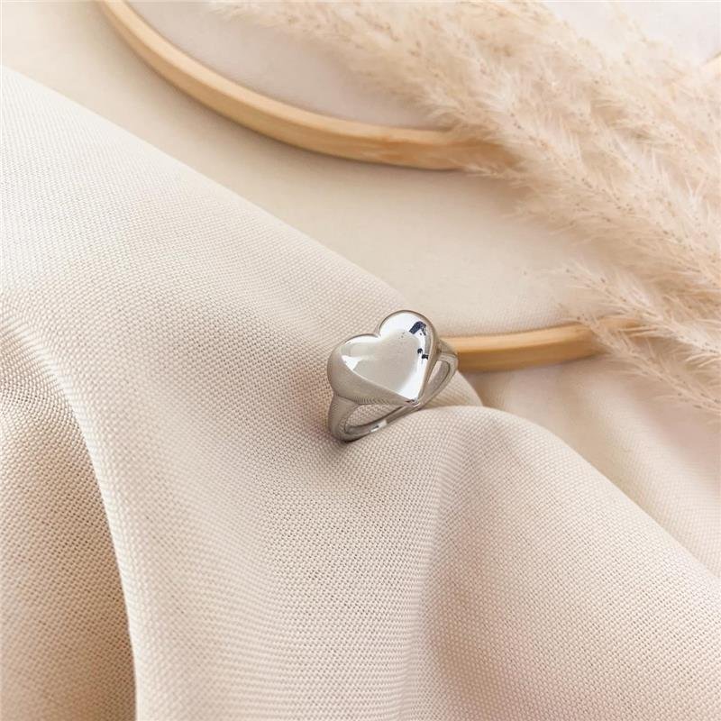 ANEL COM DETALHE CORAÇÃO