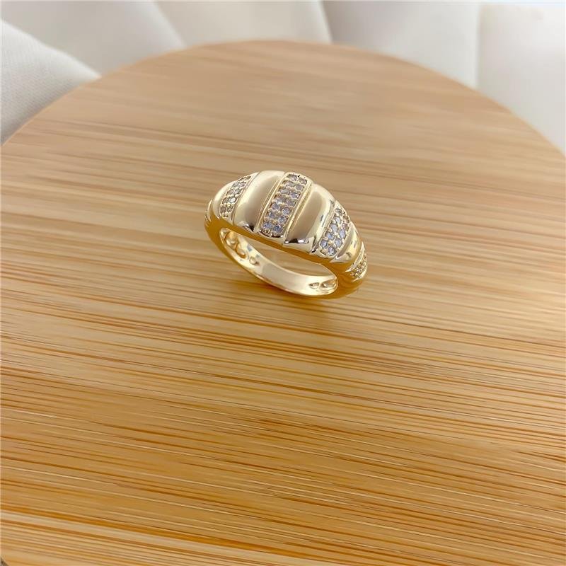 ANEL COM DETALHES EM LISTRAS CRAVEJADO