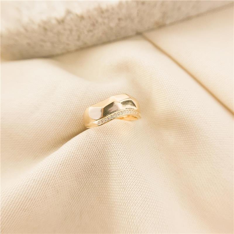 ANEL ELEGANTE ONDAS DOURADAS E ZIRCÔNIA - CRISTAL