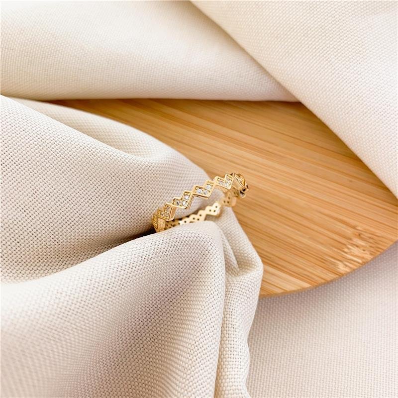 ANEL COM CONTORNO EM CORAÇÃO CRAVEJADO - CRISTAL