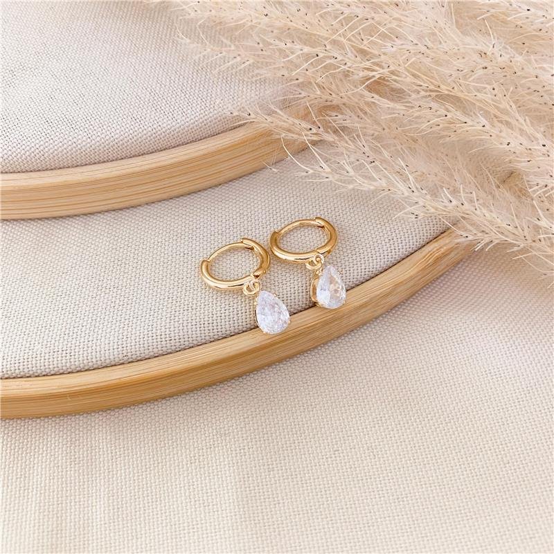 ARGOLA COM PINGENTE GOTA - CRISTAL