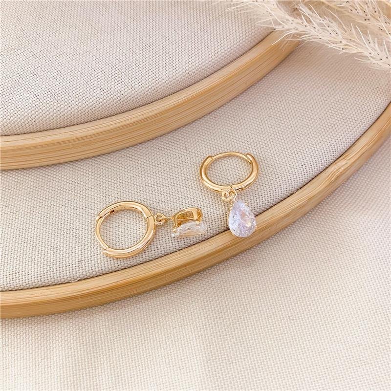 ARGOLA COM PINGENTE GOTA - CRISTAL