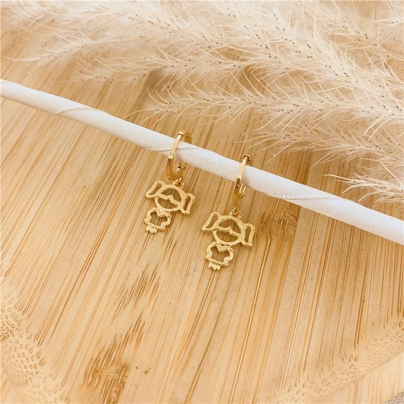 ARGOLA COM PINGENTE MENINA