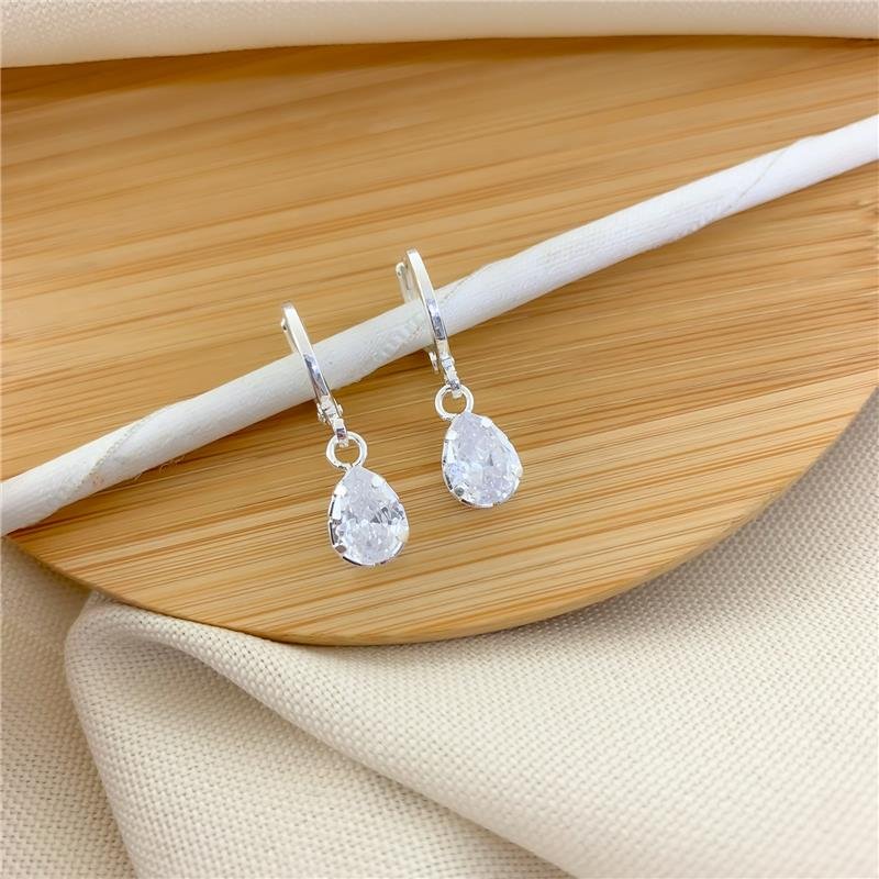 ARGOLA COM PINGENTE GOTA BANHADO A PRATA