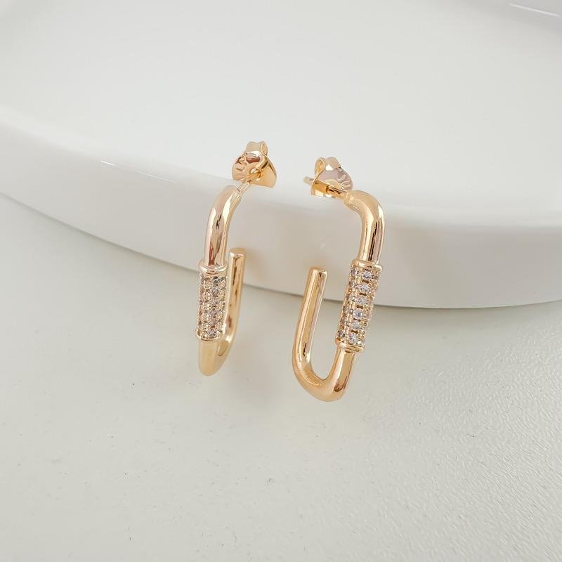 ARGOLA RETANGULAR DETALHE CRAVEJADO