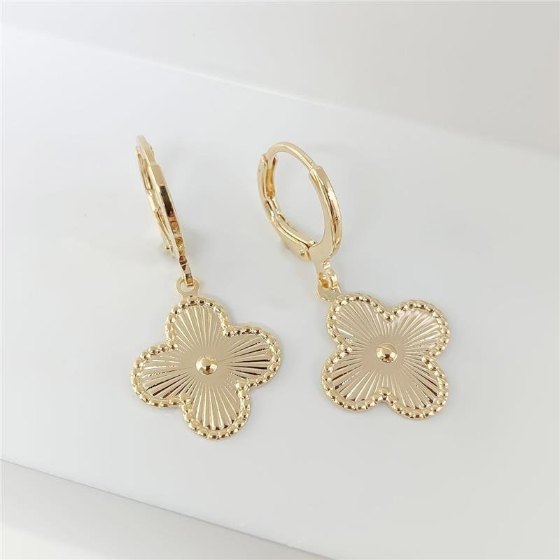 ARGOLA COM PINGENTE TREVO