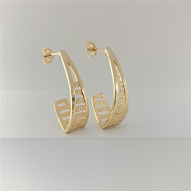 ARGOLA VAZADA TRIANGULAR