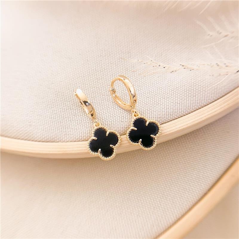 ARGOLA COM PINGENTE TREVO EM RESINA - PRETO