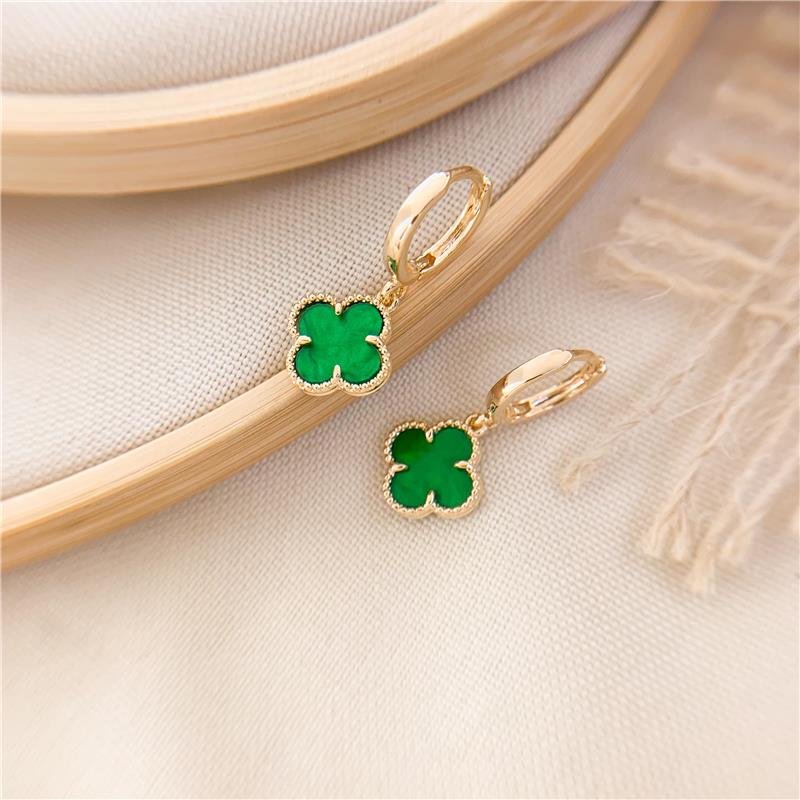 ARGOLA COM PINGENTE TREVO EM RESINA - VERDE