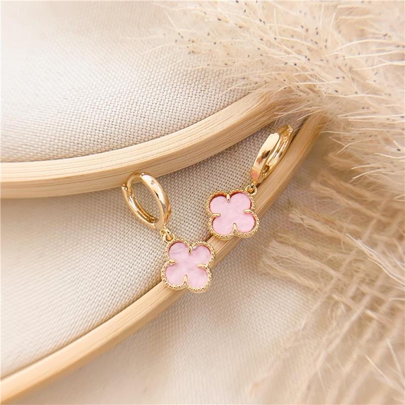 ARGOLA COM PINGENTE TREVO EM RESINA - ROSA CLARO