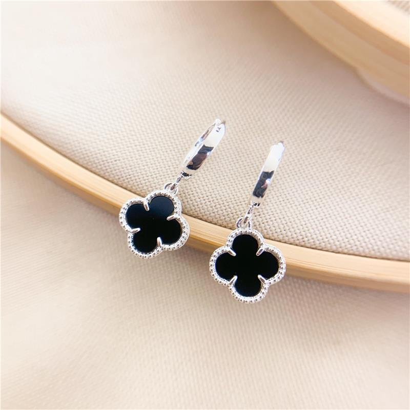 ARGOLA COM PINGENTE TREVO EM RESINA - PRETO