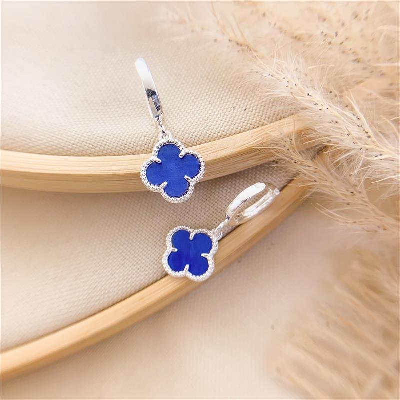 ARGOLA COM PINGENTE TREVO EM RESINA - AZUL