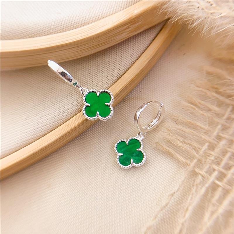 ARGOLA COM PINGENTE TREVO EM RESINA - VERDE