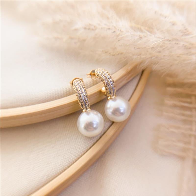 ARGOLA CRAVEJADA PÉROLA - CRISTAL