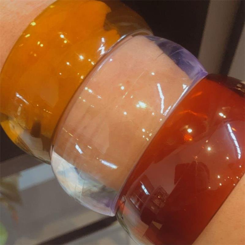 COMBO COM TRÊS BRACELETES EM ACRÍLICO
