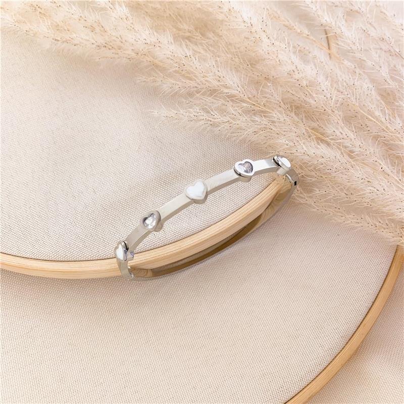 BRACELETE ARCO OVAL COM DETALHES EM CORAÇÃO-AÇO INOX - BRANCO