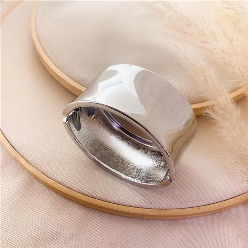 BRACELETE LARGO LISO-BANHO EM RÓDIO BRANCO