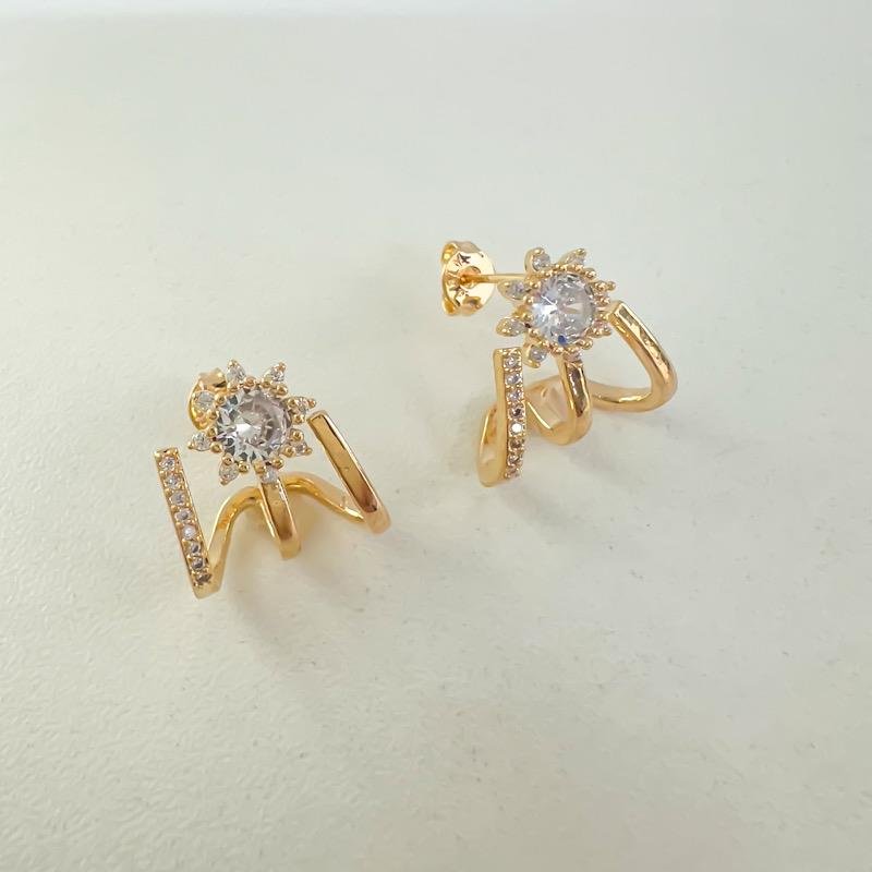BRINCO EAR HOOK FLOR CRAVEJADO - CRISTAL