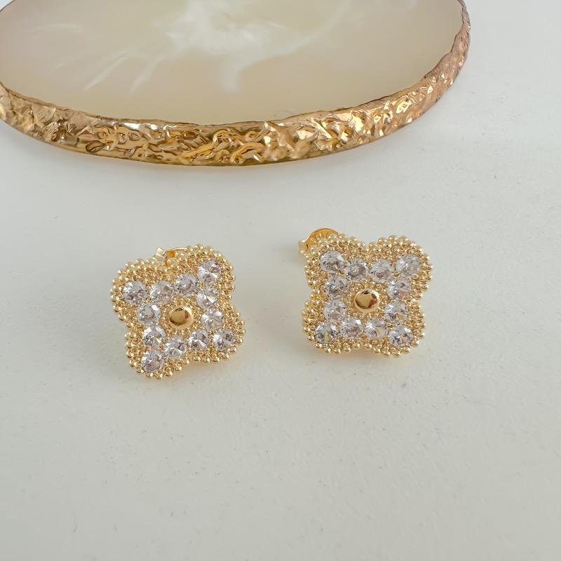 BRINCO FIXO TREVO CRAVEJADO - CRISTAL