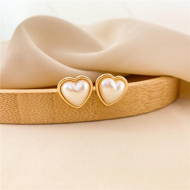 BRINCO FIXO CORAÇÃO PÉROLA