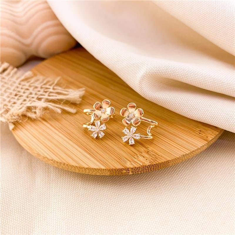 BRINCO EAR HOOK FLOR - CRISTAL