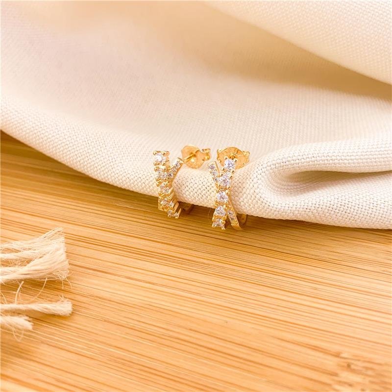BRINCO EAR HOOK X CRAVEJADO - CRISTAL