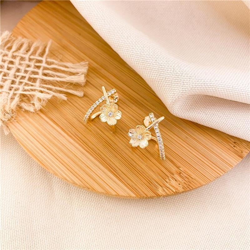 BRINCO EAR HOOK X-FLOR CRAVEJADO - CRISTAL