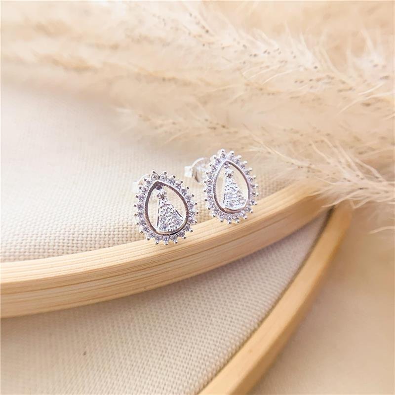 BRINCO FIXO GOTA NOSSA SENHORA CRAVEJADO - CRISTAL