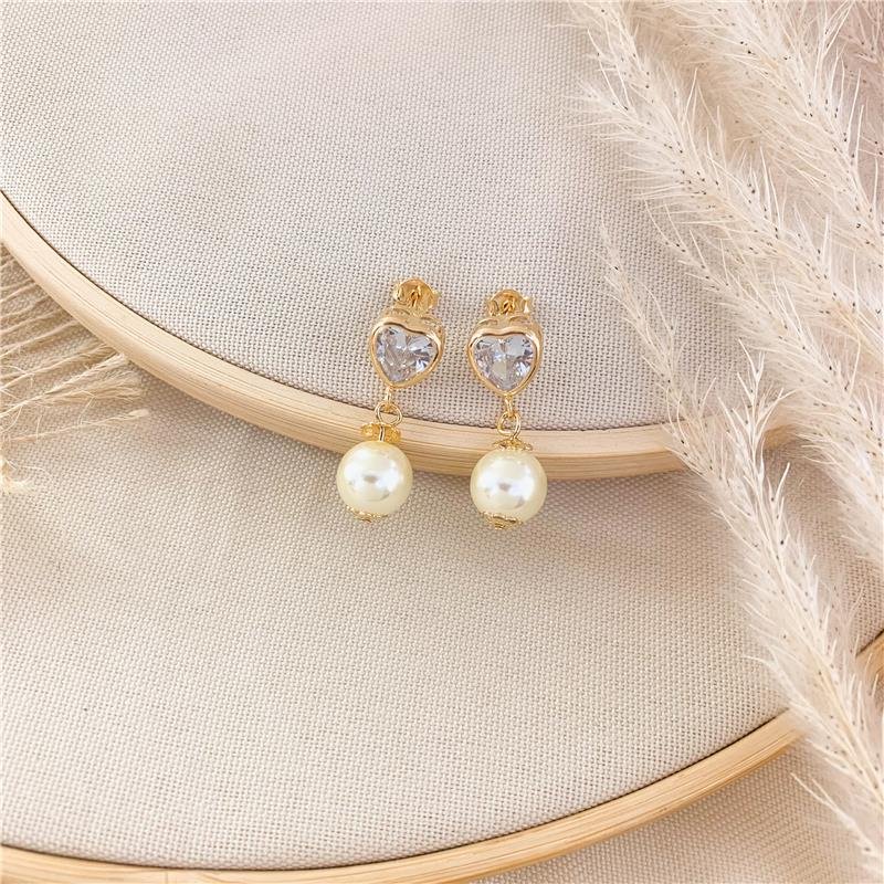 BRINCO PÊNDULO CORAÇÃO PÉROLA - CRISTAL