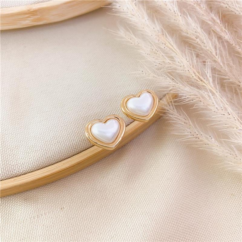 BRINCO FIXO CORAÇÃO PÉROLA