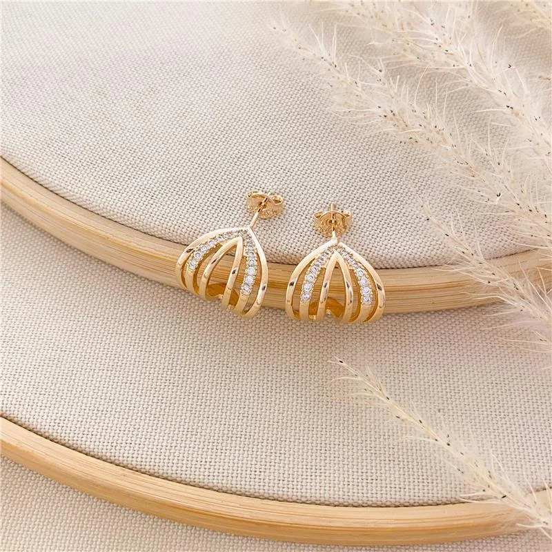 BRINCO EAR CUF TRIANGULAR CRAVEJADO - CRISTAL