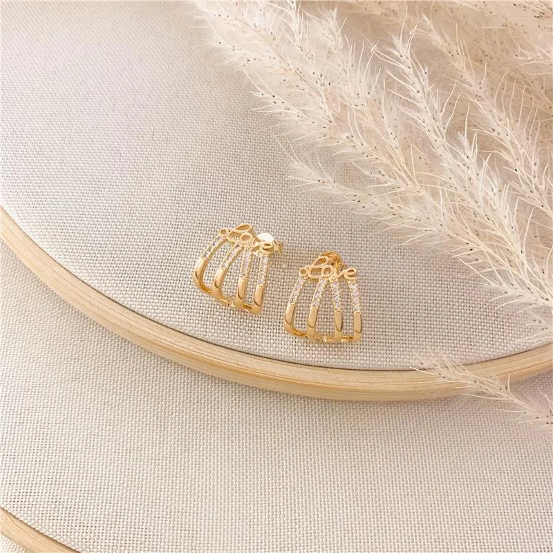 BRINCO EAR HOOK LOVE - CRISTAL