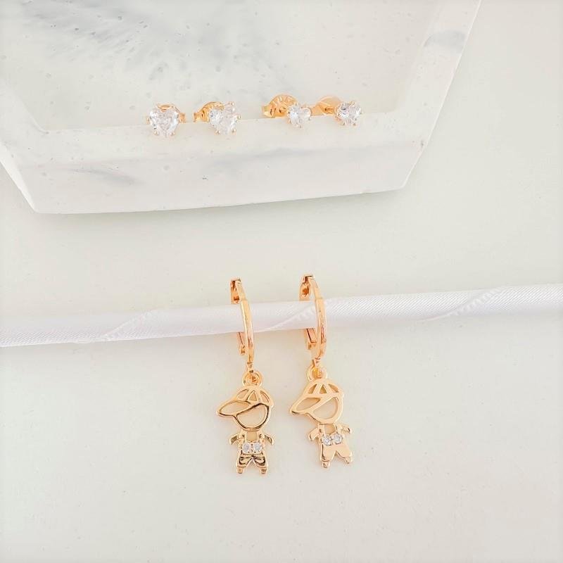 KIT DE BRINCOS E ARGOLA MENINO CORAÇÃO
