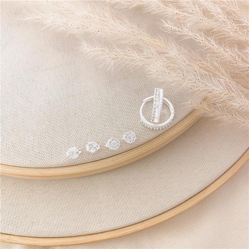 KIT DE ARGOLA E BRINCO REDONDO CRAVEJADO - CRISTAL