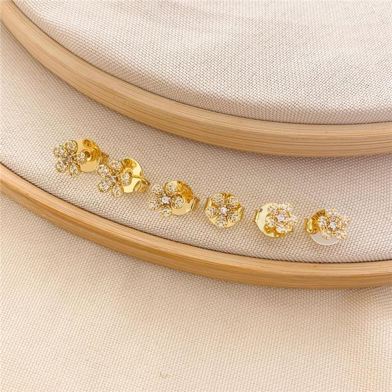 KIT DE BRINCOS FLOR CRAVEJADA-BANHO EM RÓDIO BRANCO - CRISTAL