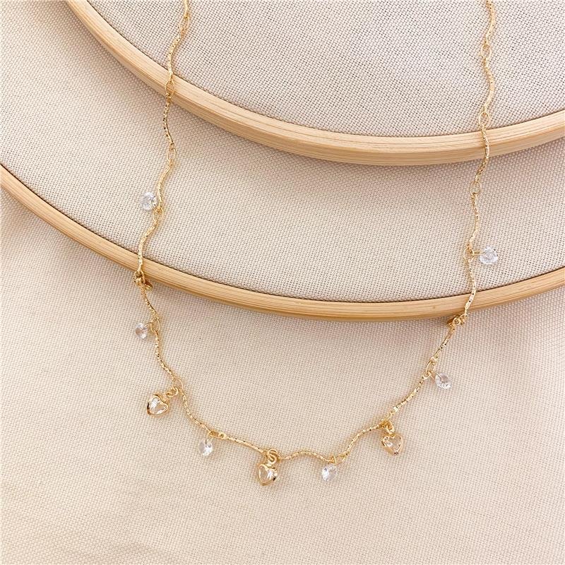 CHOKER FILETE TRABALHADO CORAÇÃO E PEDRINHAS - CRISTAL