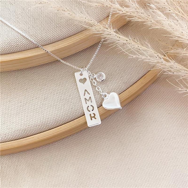 COLAR LONGO PINGENTES PLACA AMOR - CRISTAL