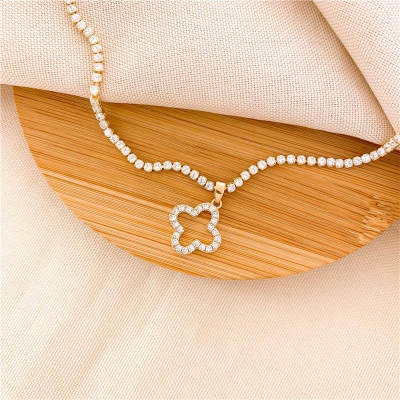 GARGANTILHA RIVIERA COM PINGENTE DE TREVO CRAVEJADO - CRISTAL