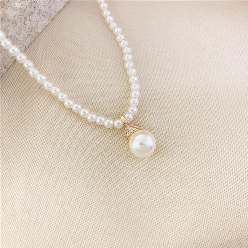 GARGANTILHA EM PÉROLA COM PINGENTE - CRISTAL