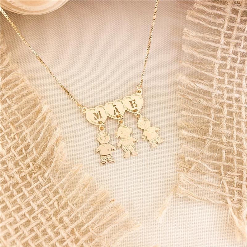 GARGANTILH MÃE DOIS MENINOS E UMA MENINA