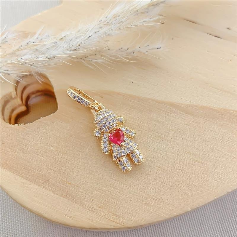 PINGENTE MENINA CRAVEJADO - ROSA FÚCSIA