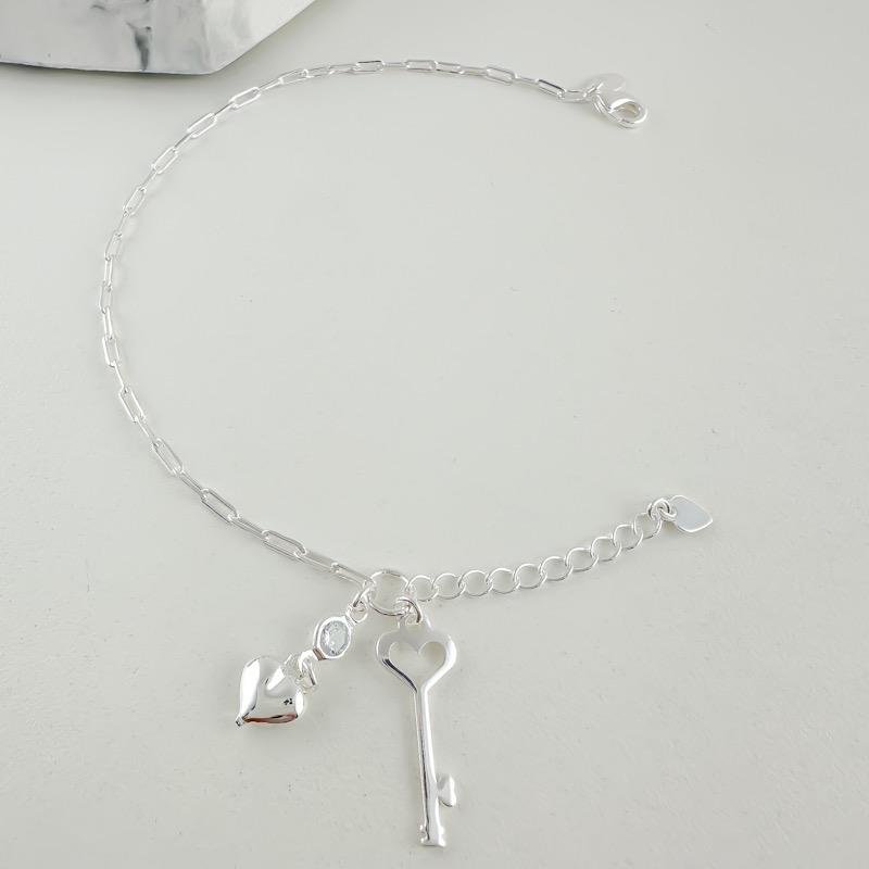PULSEIRA COM PINGENTES CHAVE E PONTO DE LUZ