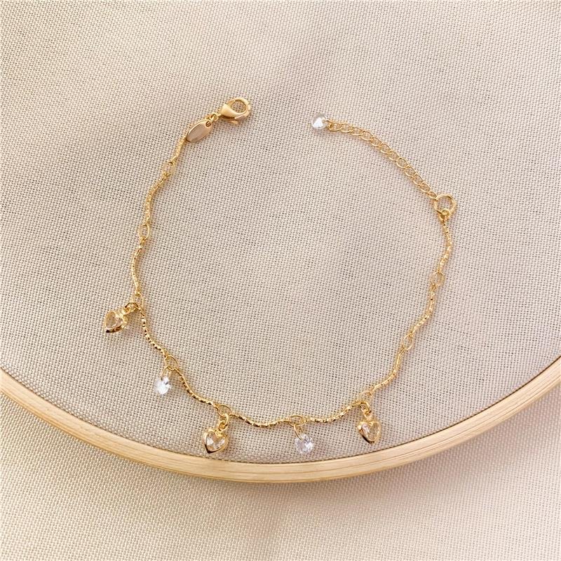 PULSEIRA COM PINGENTES DE CORAÇÃO E PEDRINHAS - CRISTAL